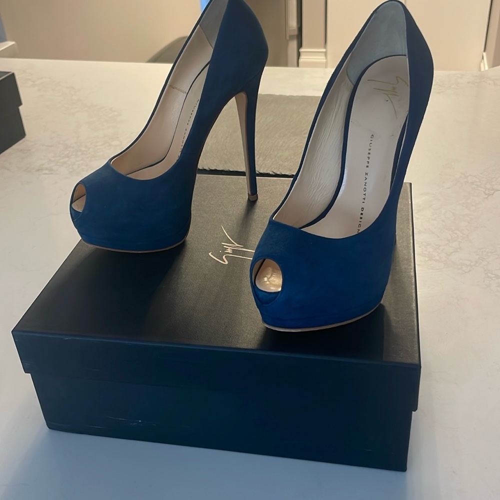 Classic Giuseppe heels. Only worn twice.